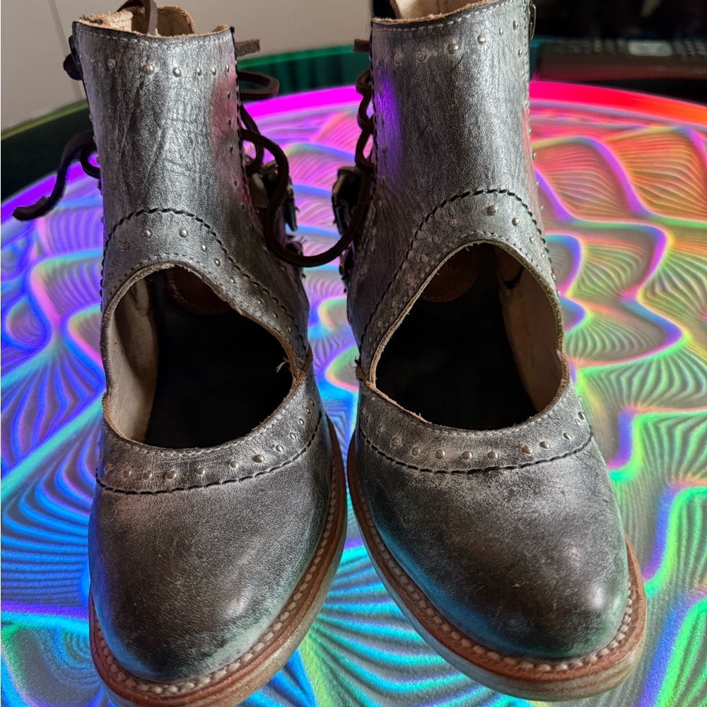 Never worn desert size 7